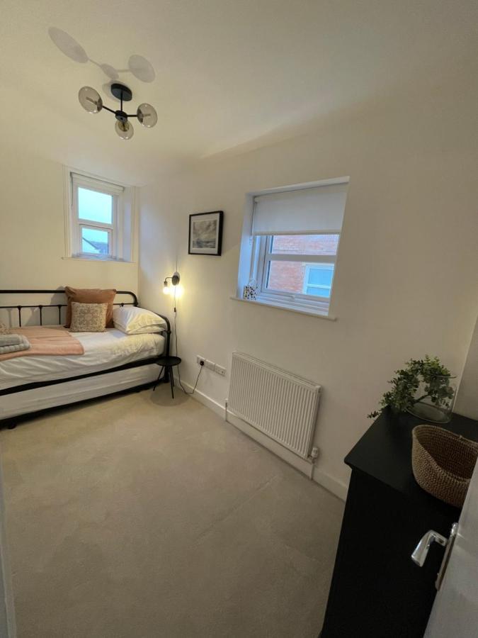Seaview Flat With Balcony, Spacious 2 Bedroom Worthing Kültér fotó